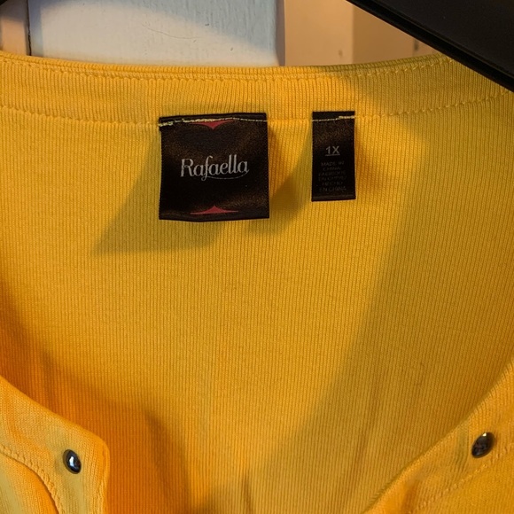 Yellow 3/4 sleeve top - Picture 2 of 4